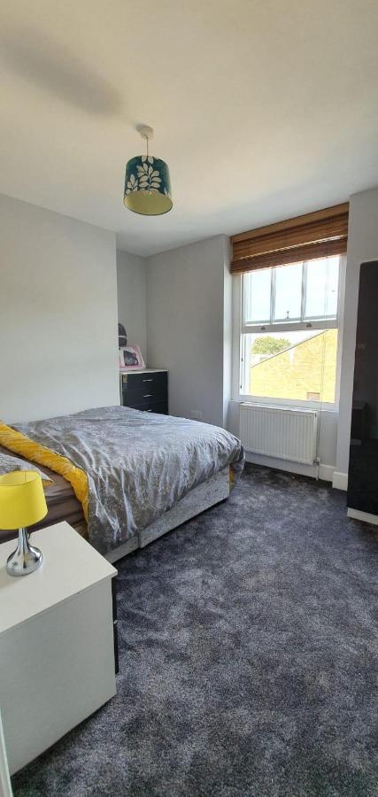 Camden Guest House Double Bedroom With Super Large King Bed Londra Esterno foto