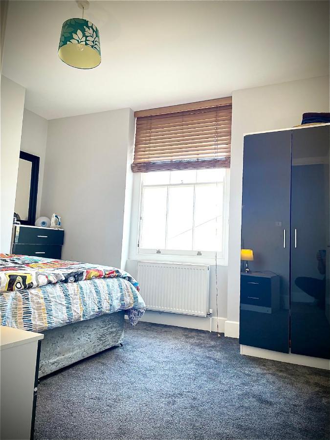 Camden Guest House Double Bedroom With Super Large King Bed Londra Esterno foto